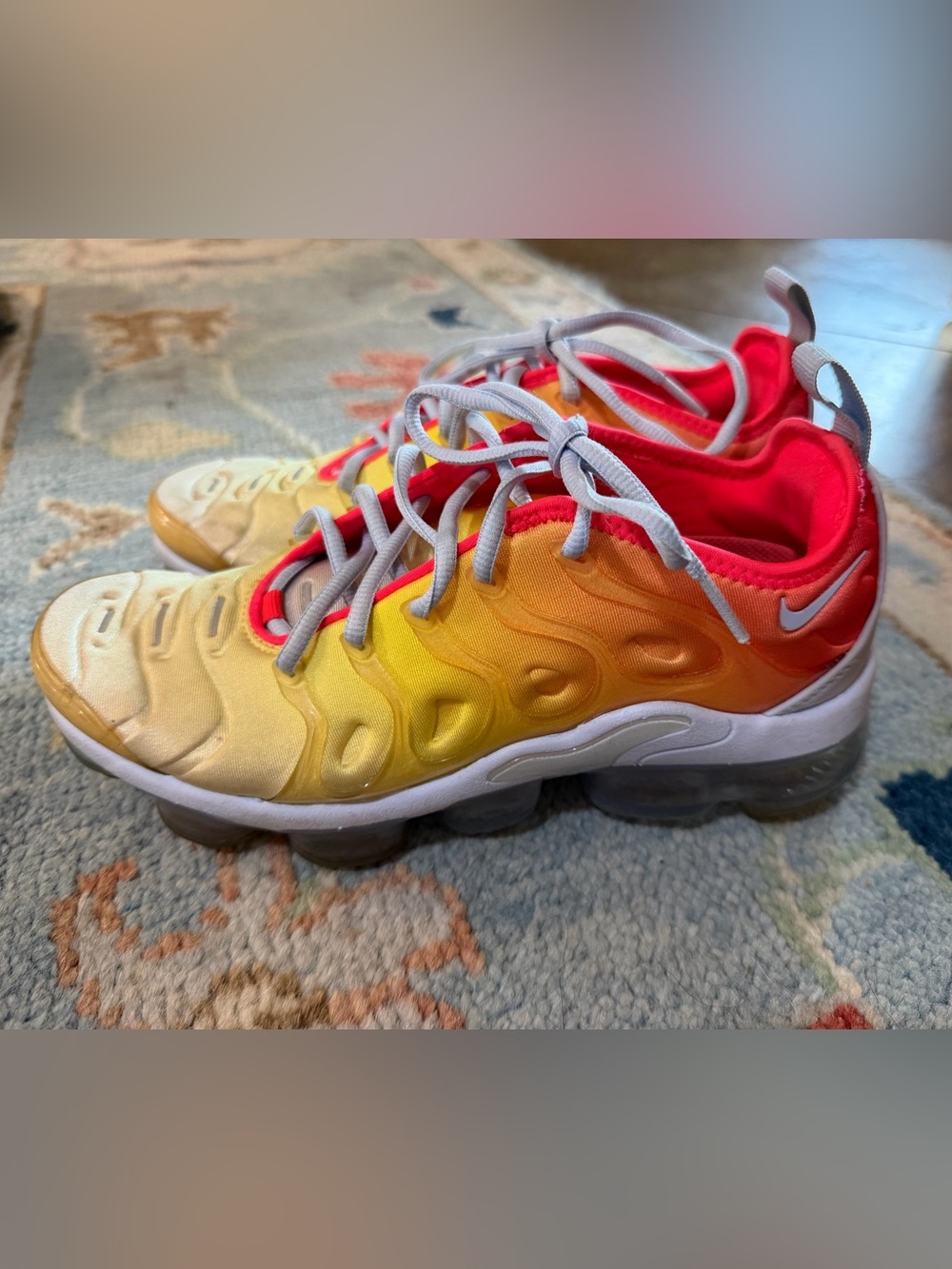 Nike Air VaporMax Plus Womens Size 7.5 Running Shoes Sneakers Sunrise CW5593-400